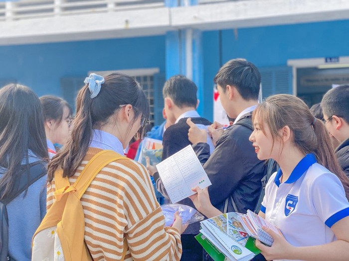 Sinh viên Trường Đại học Khoa học, Đại học Huế tham gia tuyển sinh tại các trường trung học phổ thông trên địa bàn tỉnh Thừa Thiên Huế (Nguồn: Website nhà trường).