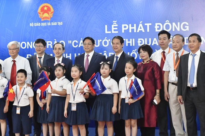 Các em học sinh khối tiểu học Trường Phổ thông Liên cấp Phenikaa trong Lễ phát động phong trào “Cả nước thi đua xây dựng xã hội học tập, đẩy mạnh học tập suốt đời giai đoạn 2023 - 2030” (Ảnh: Trà My).