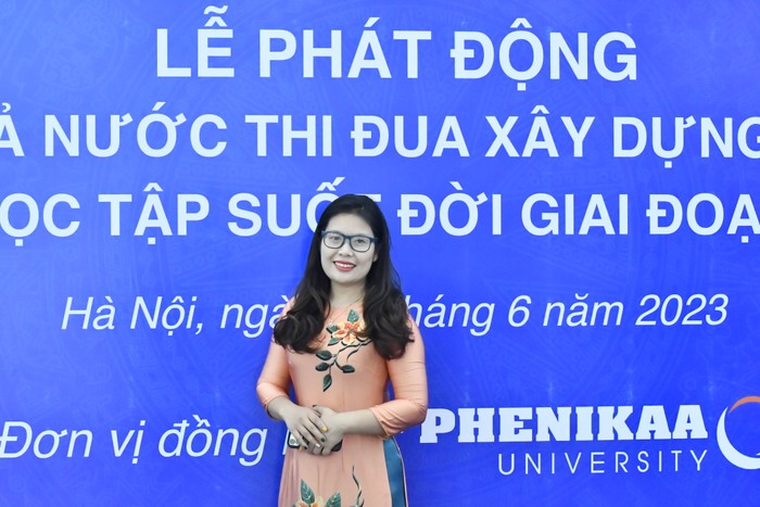 Cô Nguyễn Thị Biên, Hiệu trưởng Trường Phổ thông Liên cấp Phenikaa (khối Tiểu học) tại Lễ phát động phong trào “Cả nước thi đua xây dựng xã hội học tập, đẩy mạnh học tập suốt đời giai đoạn 2023 - 2030” (Ảnh: Trà My).