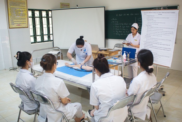 Sinh viên Khoa Điều dưỡng - Kỹ thuật Y học, Trường Cao đẳng Ngô Gia Tự (Bắc Giang) trong giờ học (Nguồn: Fanpage nhà trường).