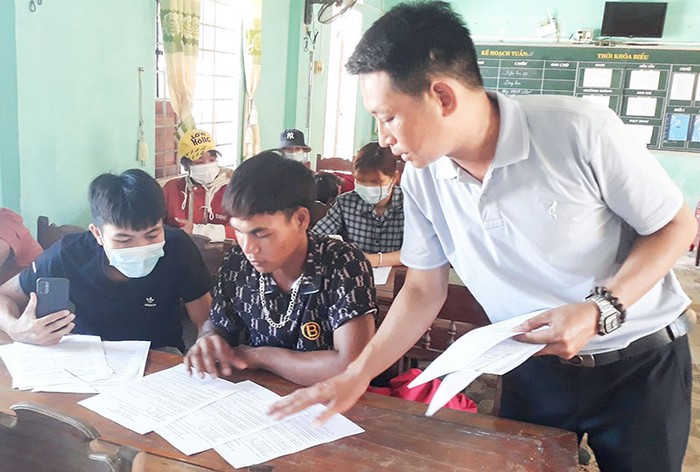 Giáo viên Trường Cao đẳng Kỹ thuật Quảng Trị hướng dẫn thủ tục đăng ký tham gia học nghề cho học sinh tại xã Linh Trường, huyện Gio Linh, Quảng Trị (Ảnh: Website nhà trường).