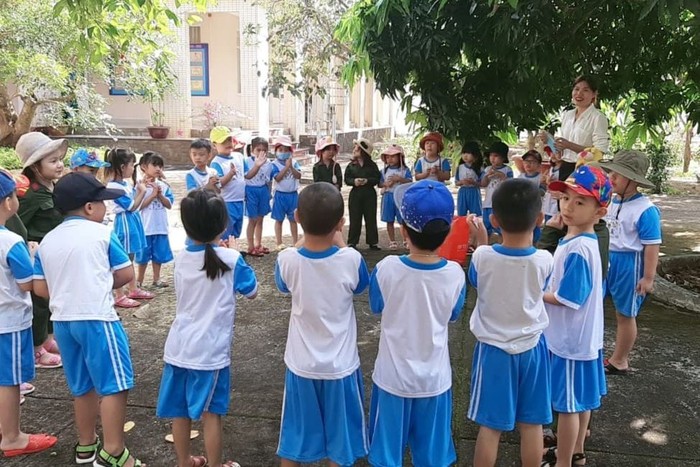 Các em học sinh Trường Mầm non Hoa Mai (huyện Châu Đức, tỉnh Bà Rịa - Vũng Tàu) trong giờ học ngoài trời (Ảnh: Website nhà trường).
