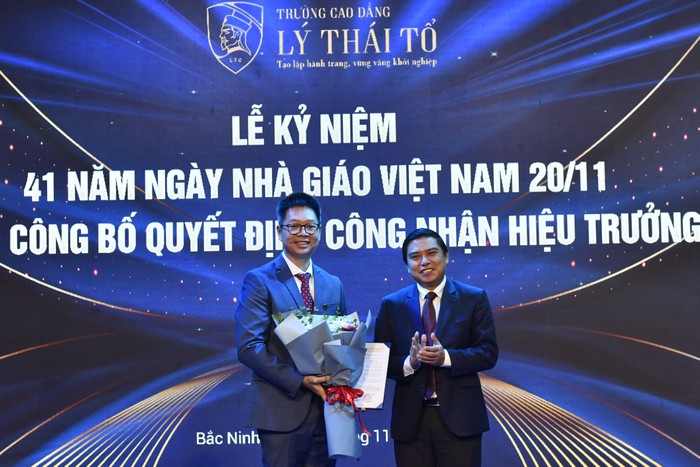 Phó Tổng cục trưởng Tổng cục Giáo dục nghề nghiệp trao Quyết định công nhận Hiệu trưởng Trường Cao đẳng Lý Thái Tổ cho Phó Giáo sư, Tiến sĩ Nguyễn Tiến Đông (Ảnh: Tường San).