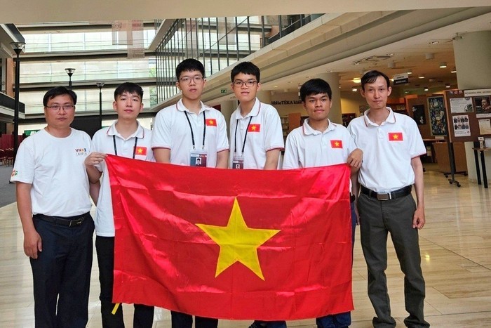 4 học sinh dự thi Olympic Tin học quốc tế (IOI) năm 2023 đều đoạt huy chương (ảnh: Bộ Giáo dục và Đào tạo)