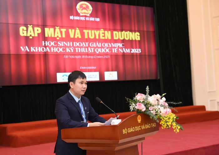 Phó Giáo sư, Tiến sĩ Đỗ Danh Bích – Trưởng khoa Vật lý, Trường Đại học Sư phạm Hà Nội, đoàn Olympic Vật lý đại diện giáo viên có học sinh đoạt giải phát biểu tại chương trình.