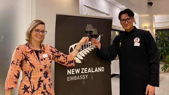 Lê Văn Kiên và giáo viên của mình trong quá trình du học tại New Zealand (Ảnh: NVCC).