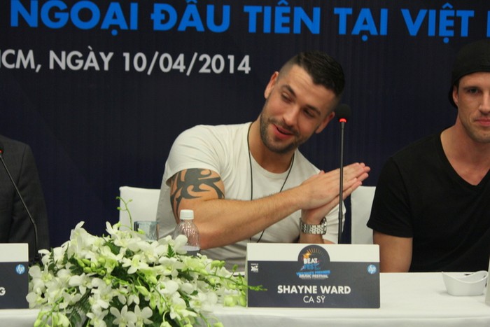 Shayne Ward chia sẻ: &quot;Tôi đã trải qua 21 giờ bay không ngủ, nhưng khi xuống sân bay nhận được tình cảm nồng nhiệt từ khán giả Việt Nam, tôi cảm thấy rất phấn khích.&quot;