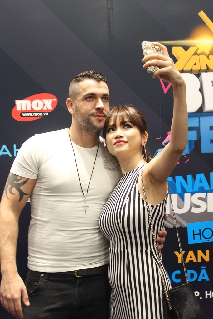 Những giây phút chụp hình &quot;tự sướng&quot; của Shayne Ward và sao Việt.