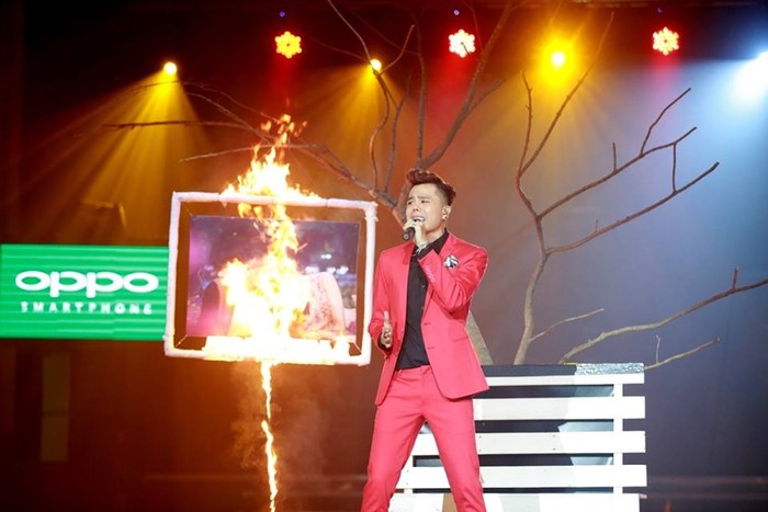 Trong tiết mục này, anh đã mạo hiểm mang lửa lên sân khấu để đốt cháy tấm hình chụp chung cùng Tâm Tít đang được treo trên một cành cây khô.