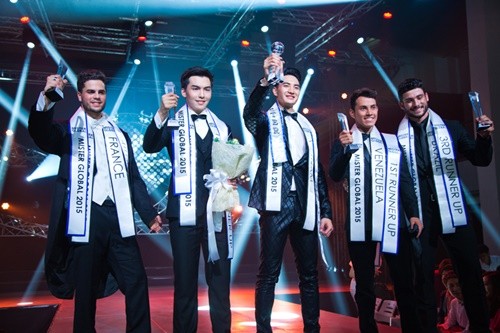 Giây phút đăng quang của Nguyễn Văn Sơn tại Mister Global 2015.