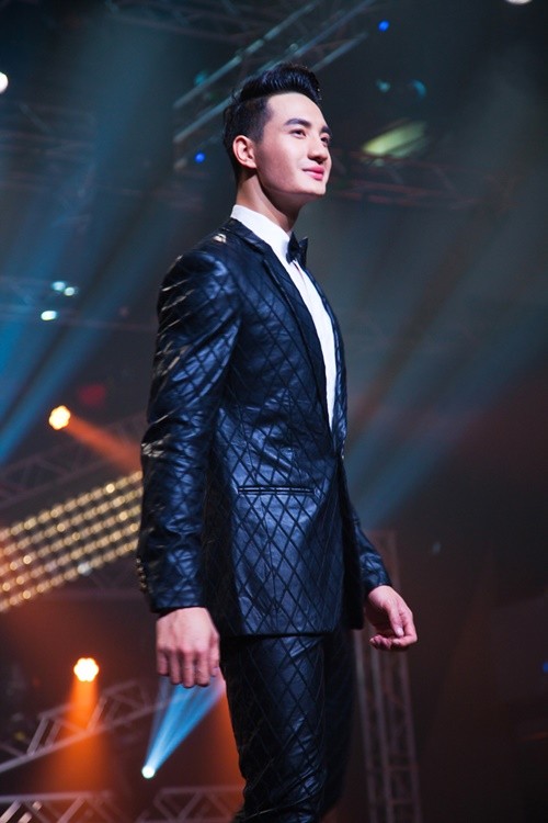 Đại diện Việt Nam, thí sinh Nguyễn Văn Sơn tự tin trong đêm chung kết Mister Global 2015.