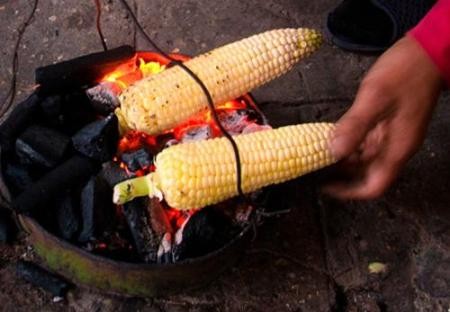 Chỉ với 5 nghìn đồng thực khách đã có những bắp ngô nướng nóng “bỏng” tay.