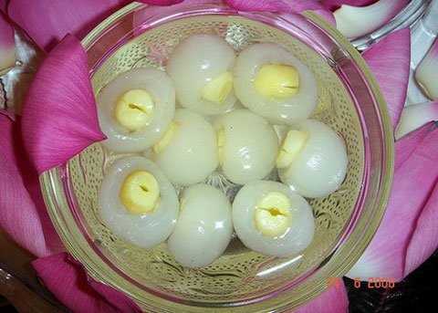 4. Chè long nhãn Sau mỗi bữa ăn đầy sơn hào hải vị, vua chúa ngày xưa tráng miệng bằng gì? Một trong những câu trả lời là chè long nhãn hạt sen phố Hiến (Hưng Yên).