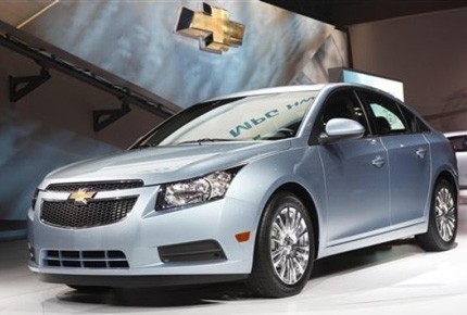 1. Chevrolet Cruze Giá khởi điểm: 16.720 USD Là giải thưởng thường niên uy tín của Viện bảo hiểm an toàn giao thông quốc gia Mỹ (IIHS), danh sách “Lựa chọn an toàn” hỗ trợ đắc lực cho người tiêu dùng trong việc tìm kiếm những mẫu xe mới an toàn nhất thuộc các phân khúc khác nhau.