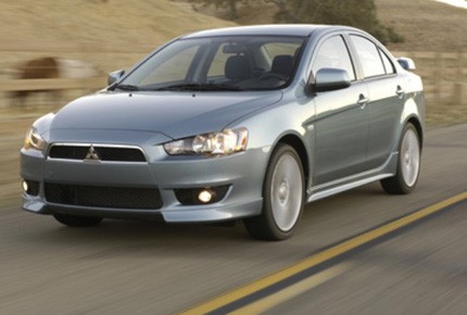 13. Mitsubishi Lancer Giá khởi điểm: 15.295 USD.