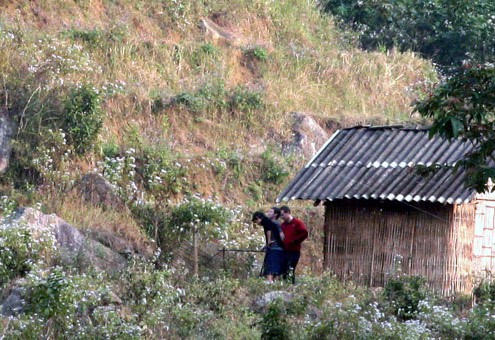 Mark (giữa) nhìn ngắm quang cảnh thung lũng Mường Hoa.