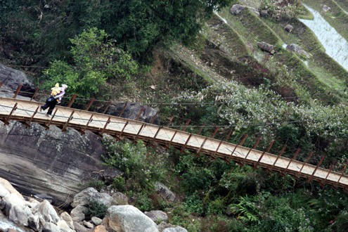 Khởi hành từ khu nghỉ dưỡng Topas Ecolodge 4 sao nằm trên thung lũng Mường Hoa (cách Sapa 18km), Mark cùng nhóm bạn và vệ sĩ băng qua các khu đồi.