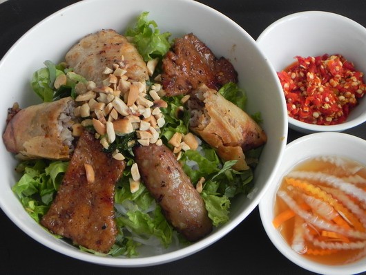 Bún thịt nướng Bà Tám Tuy món Việt nhưng quán bún thịt nướng Bà Tám phục vụ theo phong cách fast food.