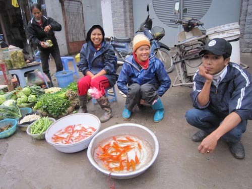 Giá cá chép trong ngày ông Công, ông Táo năm nay cũng giảm mạnh. Mỗi con chỉ khoảng 10.000 đồng, hoặc 3 con/25.000 (tùy loại).