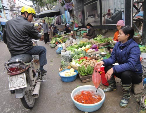 Năm nay cá chép thật không thật sự hút khách, nhiều khách hàng chỉ hỏi xem giá cả rồi đi.