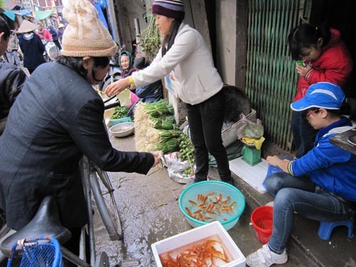 Tại các hàng bán cá trong ngày hôm nay, thỉnh thoảng mới có một khách ngó đến mua hàng.