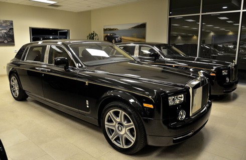 Rolls-Royce Phantom thuộc phiên bản "Year of the Dragon". Đường kẻ màu vàng kéo dài từ mũi xe tới phía đuôi là đặc điểm nhận dạng ở ngoại thất của bản in hình rồng. Ảnh: SupercarFocus.