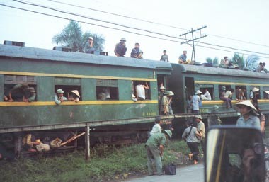 Tàu xe ngày tết khó khăn, nhưng ai cũng cố gắng để được về đoàn tụ cùng gia đình trong dịp Tết