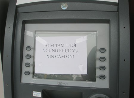 Nhiều ngân hàng giải thích, do đông người rút tiền sau Tết quá nên nhiều máy ATM hoạt động quá tải, phải ngừng để bảo trì.