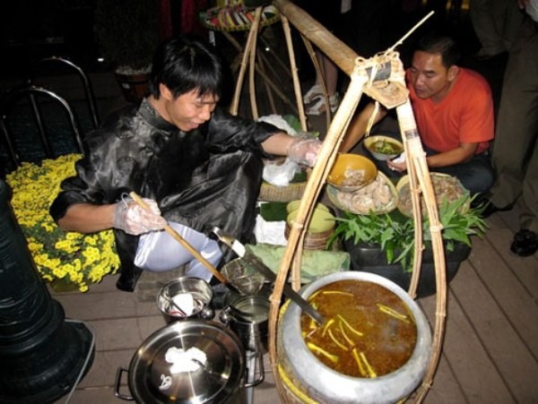 2. Bánh canh Nam Phổ Bánh canh Nam Phổ có nước lèm sền sền, có màu đỏ của gạch cua.Đây là món bánh canh nổi tiếng của làng Nam Phổ, TP. Huế. Điều đặt biệt của bánh canh Nam Phổ chính là nước lèo của bánh canh phải có màu đỏ cam của gạch cua và tôm, đồng thời nước lèo phải sền sệt không quá lỏng cũng không quá đặc.