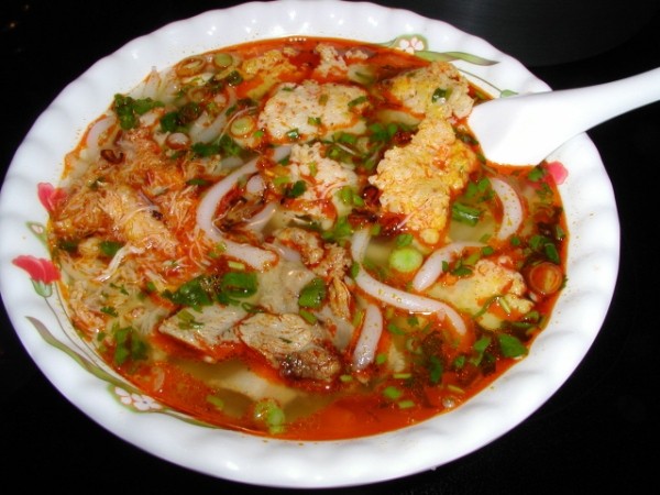 3. Bánh canh cua Huế Bánh canh cua được làm rất đơn giản nhưng khi ăn lại rất hấp dẫn. Đây được xem là món ăn bình dị của xứ miền Trung, với cách làm rất đơn giản nhưng khi ăn vào lại vô cùng hấp dẫn. Để làm bột bánh canh người ta cho bột và muối vào nước nóng rồi nhồi cho đến khi bột có độ dẻo sau đó bột được cán dẹp và cắt từng miếng mỏng. Kế đến người ta đun nước sôi và cho bột bánh canh vào luộc.