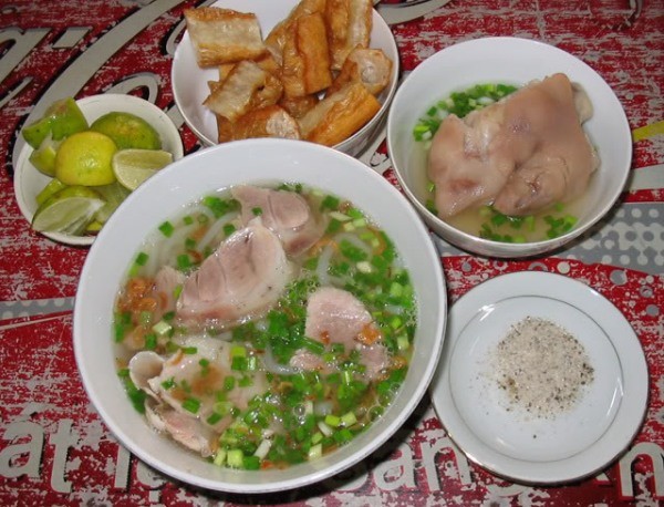 1. Bánh canh Trảng Bàng (Tây Ninh) Là một trong những món ăn nổi tiếng của Tây Ninh, món bánh canh Trảng Bàng được chế biến hết sức công phu, sợi bánh canh được làm bằng loại gạo quý nhất như gạo Nàng Thơm hay Gạo Đào. Gạo được ngâm qua đêm sau đó được mang xay nhuyễn và mang đi hấp chín thành những sợi bánh trắng tinh.