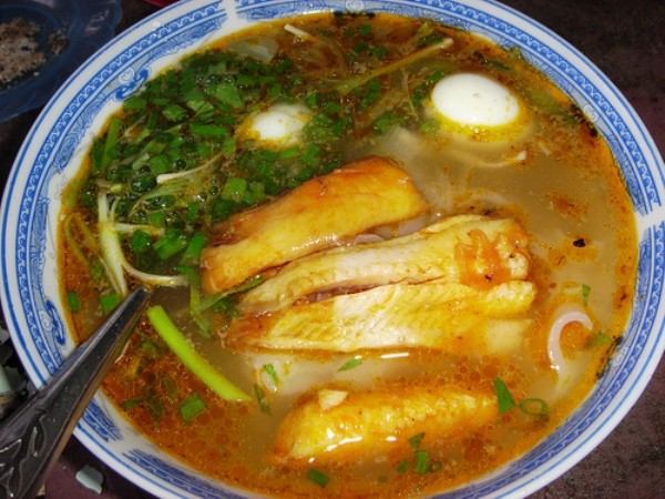 6. Bánh canh cá lóc Ở Huế bánh canh cá lóc không chỉ là món ăn dân dã trên các đường phố mà còn trở thành một đặc sản nổi tiếng của đất cố đô, sông Hương núi Ngự. Món cá lóc tuy có thành phần khá đơn giản, chỉ bao gồm sợi bánh canh được làm từ bột gạo và thịt cá lóc đồng nhưng cách thức chế biến lại đòi hỏi rất nhiều về sự tỉ mỉ và công phu của người làm.