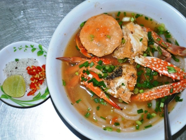 7. Bánh canh ghẹ Vũng Tàu Là món bánh canh được biến tấu từ bánh canh cua, nhưng để chế biến bánh canh ghẹ thì vô cùng cầu kì, đòi hỏi rất nhiều sự tỉ mỉ, đặc biệt phải chọn được ghẹ tươi, thịt nhiều và chắc.