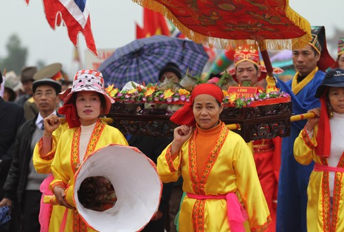 8h sáng dân làng nô nức rước cỗ cá vào đền Trần. “Tổ tiên nhà Trần sống bằng nghề đánh cá. Cũng vì gắn bó với nghề này mà các vị tổ tiên nhà Trần thường ghép tên mình với tên một số loại như Trần Kinh là cá kình, Trần hấp là cá trắm…Để tưởng nhớ tới thuở hàn vi của tổ tiên, năm nào nhân dân cũng tổ chức thi cỗ cá”, Phó chủ tịch UBND xã Tiến Đức cho biết.