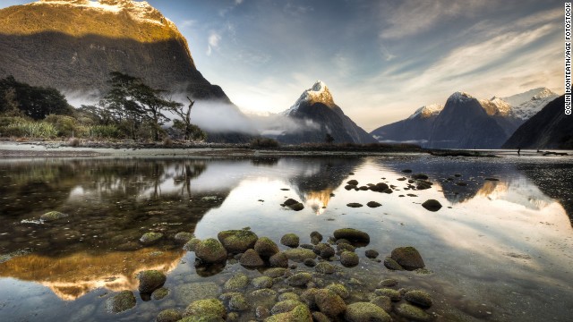 2. Vịnh Milford Sound, New Zealand Vịnh Milford Sound là một trong 15 vịnh đẹp nhất thế giới, thuộc một phần của vườn quốc gia Fiordland nằm về phía tây nam của đảo Nam (vườn quốc gia lớn nhất New Zealand và lớn thứ năm trên thế giới). Bình minh trên Vịnh Milford Sound có thể làm say lòng bất cứ du khách nào khi đặt chân đến nơi đây.