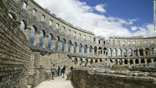 6. Đấu trường Arena, Croatia Đấu trường Arena nằm trong thị trấn Pula, một thị trấn đã gần 3000 năm tuổi của bán đảo Istria, Croatia. Đấu trường theo trường phái La Mã Arena. Tại đây, những du khách muốn tìm lại những hoài niệm về đế chế La Mã sẽ được chiêm ngưỡng những di tích còn sót lại của đấu trường, nhà hát thời cổ đại…