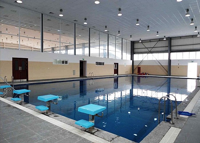 Bể bơi nước nóng trong nhà có cầu nhảy phục vụ những học sinh yêu thích môn bơi lội với nhiệt độ nước quanh năm duy trì 300C.