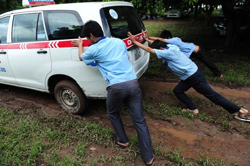 Tuy nhiên, để vào được vườn nhãn, nhiều người phải vất vả đẩy xe qua đoạn đường lầy lội.