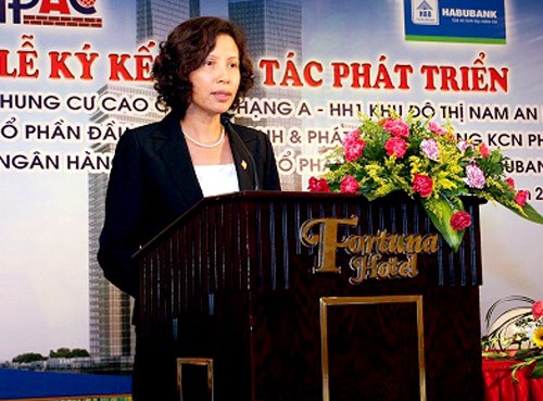 Bà Bùi Thị Mai vừa bị điều chuyển về làm chuyên viên thu hồi nợ của SHB từ ngày 1/11, sau chưa đầy 2 tháng nhận chức Phó tổng giám đốc tại ngân hàng này