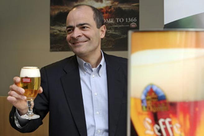 7. Carlos Brito Giám đốc điều hành Anheuser-Busch Inbev Hãng AB InBev được thành lập năm 2008 trong một thương vụ trị giá 52 tỷ USD sau khi công ty của Mỹ, Anheuser-Busch sát nhập với InBev, một liên doanh của Bỉ và Brazil. Tháng 6 năm nay, AB InBev đã thông báo kế hoạch nắm kiểm soát hãng bia Grupo Modelo, hãng đồ uống lớn nhất của Mexico trong một thương vụ trị giá 20,1 tỷ USD. Thỏa thuận có ảnh hưởng tới 24 quốc gia.