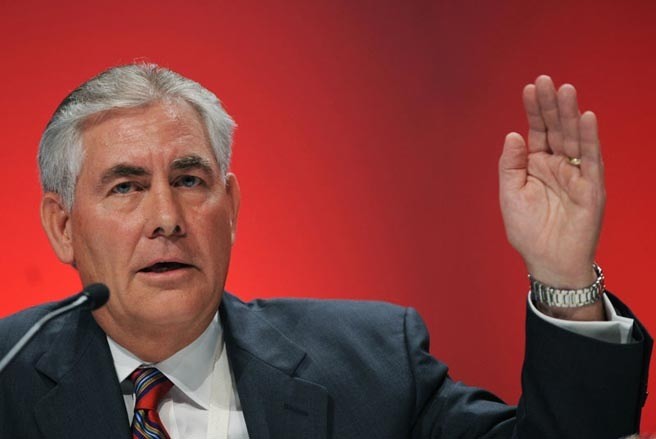 9. Rex Tillerson Chủ tịch, Giám đốc điều hành Exxon Mobil Năm 2011, nhờ cơn sốt giá dầu trên thị trường thế giới,doanh thu của Exxon Mobil đã đạt hơn 450 tỷ USD, vượt qua hãng bán lẻ Walmart để dẫn đầu danh sách 500 công ty hàng đầu nước Mỹ do tạp chí Fortune bình chọn. Kết quả kinh doanh của Exxon Mobil cực kỳ ấn tượng, giá cổ phiếu tăng 20%, lợi nhuận tăng mạnh đến 35% đạt mức 41,1 tỷ USD và doanh số nhảy vọt 28% lên mức 453 tỷ USD.