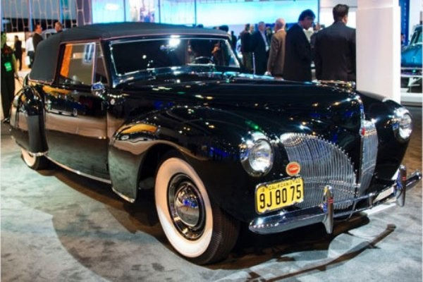 3. Lincoln Continental Cabriolet 1940 Ban đầu, Continental Cabriolet 1940 được thiết kế như một model độ đặc biệt chỉ dành cho Edsel Ford, con trai của Henry và chủ tịch Ford Motor. Tuy nhiên, chính sự hào hứng và đam mê của những người bạn của Edsel đã khiến ông quyết định đưa nó vào sản xuất đại trà.