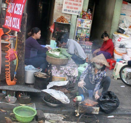 Nghi ngút khói phải kể tới những hàng bún chả. Mùi khét cộng với khói làm ô nhiễm cũng như mất mỹ quan sạch đẹp của vỉa hè.