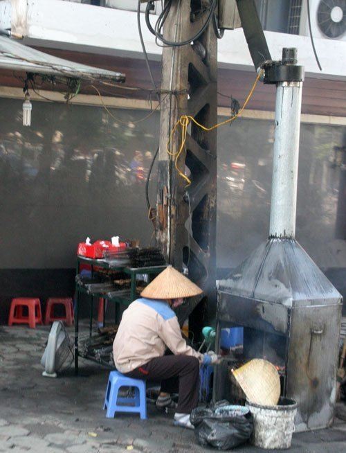 Hàng bún chả này còn có cả hệ thống hút khói ngay dưới chân cột điện.