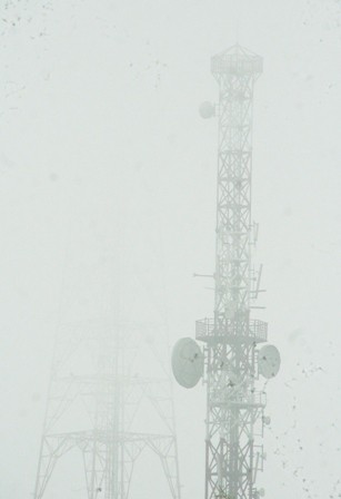 Cột viễn thông và cột đài truyền hình bị sương nuốt ngọn