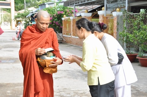 Ông Nguyễn Mạnh Hùng trong một lần đi khất thực chân đất đi xin ăn