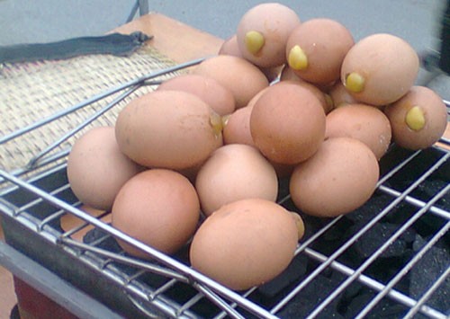 Món trứng nướng kiểu Thái Lan được bán khá nhiều tại vỉa hè