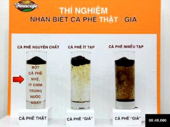 Hướng dẫn phân biệt cafe thật - giả không có cơ sở khoa học, lừa dối người tiêu dùng. (Ảnh cắt từ clip của Vinacafe Biên Hòa đăng trên các trang báo)