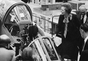 Cố Thủ tướng Anh Thatcher tham quan một nhà máy của Tập đoàn British Aerospace (sau tư nhân hóa) tại Anh năm 1982. Ảnh: GUARDIAN