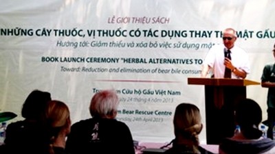 Lễ ra mắt cuốn sách “Những cây thuốc, vị thuốc có tác dụng thay thế mật gấu.” Ảnh: Vietnamplus.